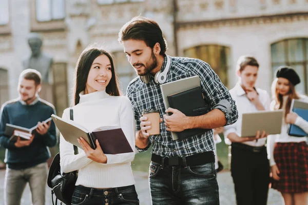 Zusammenstehen Mann Und Frau Draußen Studenten Bücher Halten Freunde Intelligenz — Stockfoto