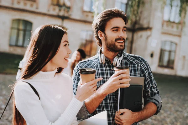 Kitaplar Stihbarat Erkek Kadın Birlikte Ayakta Dışarıda Güneşli Bir Gün — Stok fotoğraf