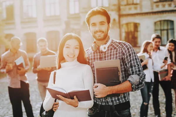 站在大学里 心情很好情报 男人和女人 站在一起 抱着朋友快乐 — 图库照片