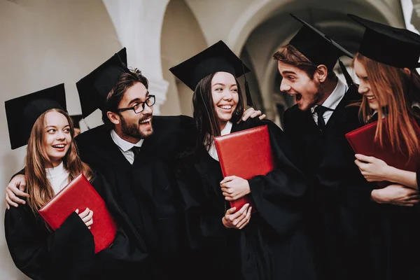 Skupina Studentů Diplom Pláště Stojící Koridor Univerzita Mladí Lidé Sedněte — Stock fotografie