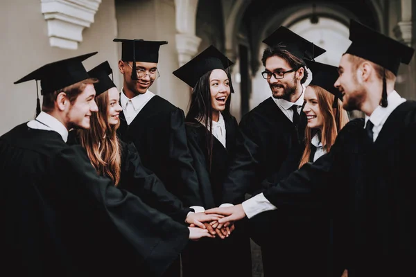 Gute Laune Manteln Spaß Haben Freundschaft Studentengruppe Stehen Korridor Universität — Stockfoto