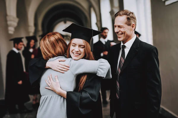 Feliz Buen Humor Padres Estudiante Enhorabuena Termina Los Estudios Universidad —  Fotos de Stock