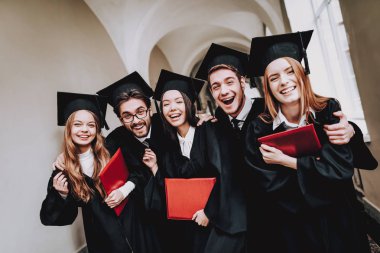 Diploma. Üniversitesi. Öğrenciler. Çerçevesi. Dostluk. Öğrenci grubu. Ayakta. Koridor. Üniversitesi. Genç insanlar. Serbest. Bilgi. Mimarisi. Beraber ders. İyi bir ruh hali. İyi eğlenceler.