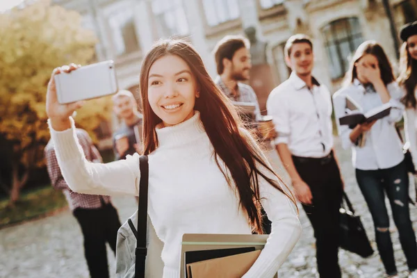 Selfi Telefone Universidade Felicidade Bom Humor Universidade Conhecimento Pátio Livros — Fotografia de Stock