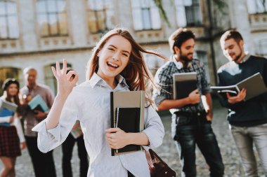 İstihbarat. Diploma. Okey kız. Mutlu. Öğrenciler. Avlu. Kitaplar. Üniversitede ayakta. İyi bir ruh hali. Üniversitesi. Bilgi. Mimarisi. Mutluluk. Kutlama. Kampüs. Erkek arkadaş.