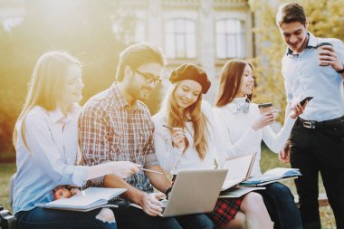 Beraber ders. İyi bir ruh hali. Dizüstü bilgisayar. Bilgi. Mimarisi. Serbest. Hippi. Bir grup genç insan. Otur. Avlu. Üniversitesi. Öğrenciler. Ders kitapları. İyi eğlenceler. Dizüstü bilgisayarlar. Dostluk.