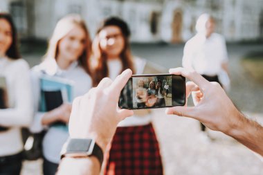 Telefon. Sonsuza dek en iyi arkadaşım. İstihbarat. Kızlar. Mutlu birlikte. Öğrenciler. Avlu. Kitaplar. Ayakta. İyi bir ruh hali. Üniversitesi. Bilgi. Mimarisi. Mutluluk. Kampüs. Arkadaşlar. Mutlu.