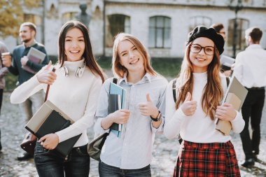 Çok iyi. Sonsuza dek en iyi arkadaşım. İstihbarat. Kızlar. Mutlu birlikte. Öğrenciler. Avlu. Kitaplar. Ayakta. İyi bir ruh hali. Üniversitesi. Bilgi. Mimarisi. Mutluluk. Kampüs. Arkadaşlar. Mutlu.