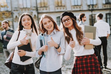 Happy.Best arkadaşım sonsuza kadar. İstihbarat. Kızlar. Mutlu birlikte. Öğrenciler. Avlu. Kitaplar. Ayakta. İyi bir ruh hali. Üniversitesi. Bilgi. Mimarisi. Mutluluk. Kutlama. Kampüs. Arkadaşlar.