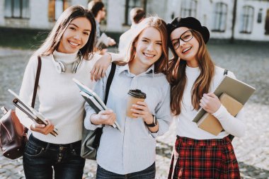 Sonsuza dek en iyi arkadaşım. Kızlar. Mutlu birlikte. Öğrenciler. Avlu. Kitaplar. Ayakta. İyi bir ruh hali. Üniversitesi. Bilgi. Mimarisi. Mutluluk. Kutlama. Kampüs. Arkadaşlar. Mutlu. Karar destek sistemi.