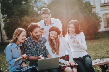 Bir grup genç insan. Otur. Serbest. Hippi. Bilgi. Mimarisi. Avlu. Üniversitesi. Öğrenciler. Beraber ders. İyi bir ruh hali. Dizüstü bilgisayar. Ders kitapları. İyi eğlenceler. Dizüstü bilgisayarlar. Dostluk.