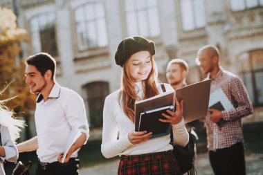 Kızıl saçlı. Avlu. Kitaplar. Kahve. İyi bir ruh hali. Üniversitede ayakta. Mutlu. Üniversitesi. Bilgi. Mimarisi. Mutluluk. Kız. İstihbarat. Diploma. Kutlama. Kampüs. Adam arkadaş. Öğrenciler.