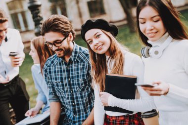 Dizüstü bilgisayarlar. Dostluk. Kız. Bak. Kamera. Otur. Avlu. Üniversitesi. Öğrenciler. Mimarisi. Serbest. Hippi. Bir grup genç insan. Beraber ders. İyi bir ruh hali. Dizüstü bilgisayar. Ders kitapları. İyi eğlenceler.