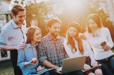 İyi eğlenceler. Dizüstü bilgisayarlar. Bilgi. Mimarisi. Serbest. Hippi. Bir grup genç insan. Otur. Avlu. Üniversitesi. Öğrenciler. Beraber ders. İyi bir ruh hali. Dizüstü bilgisayar. Ders kitapları. Dostluk.