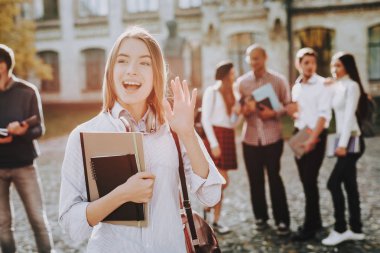 Selamlama. İstihbarat. Diploma. Kız. Mutlu. Öğrenciler. Avlu. Kitaplar. Üniversitede ayakta. İyi bir ruh hali. Üniversitesi. Bilgi. Mimarisi. Mutluluk. Kutlama. Kampüs. Erkek arkadaş.