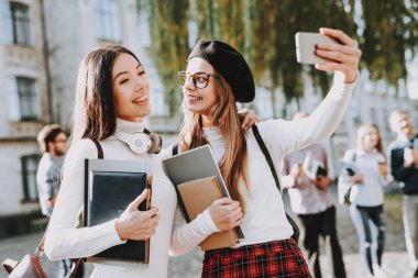 Mutlu birlikte. Selfi. Kızlar. Öğrenciler. Avlu. Kitaplar. Üniversitede ayakta. İyi bir ruh hali. Üniversitesi. Bilgi. Mimarisi. Mutluluk. İstihbarat. Kutlama. Kampüs. Adam arkadaş. Mutlu.