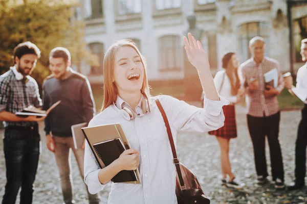 Saludos Una Chica Feliz Estudiantes Patio Libros Pie Universidad Buen — Foto de Stock