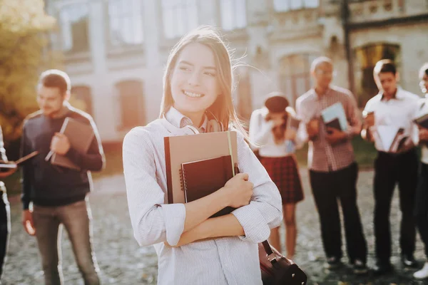 Bonheur Des Renseignements Fille Heureux Des Étudiants Dans Cour Des — Photo