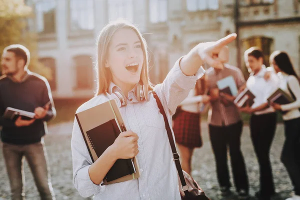 Punkt Mädchen Glücklich Studenten Hof Bücher Stehen Der Universität Gute — Stockfoto