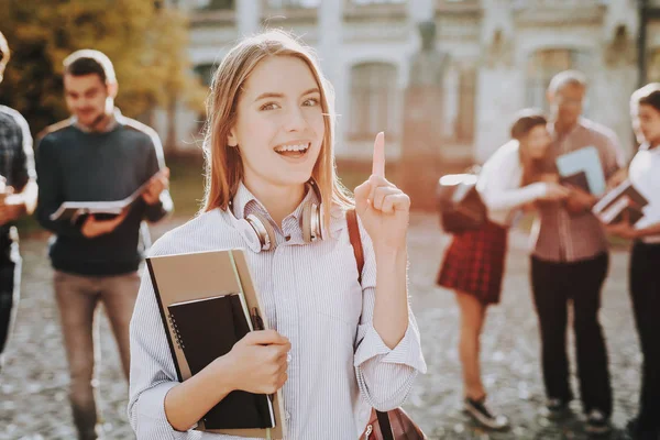 Інтелект Палець Вгору Дівчинка Щасливий Студенти Двір Книги Стоїть Університеті — стокове фото