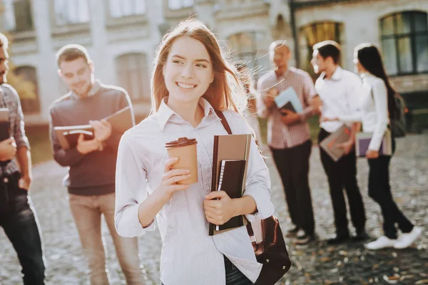 Koffie Meisje Permanent Universiteit Gelukkig Campus Goed Humeur Universiteit Kennis — Stockfoto