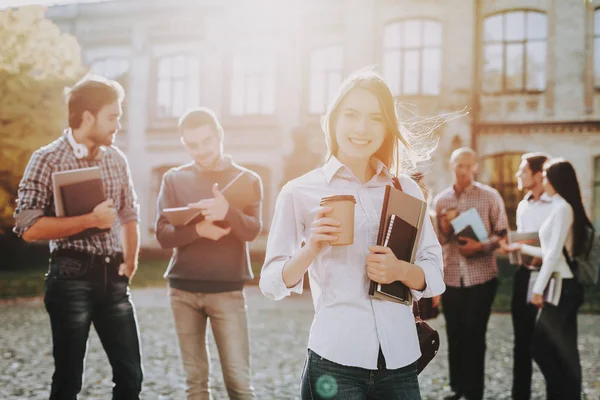 Amici Studenti Caffè Ragazza Piedi All Universita Felice Campus Buon — Foto Stock