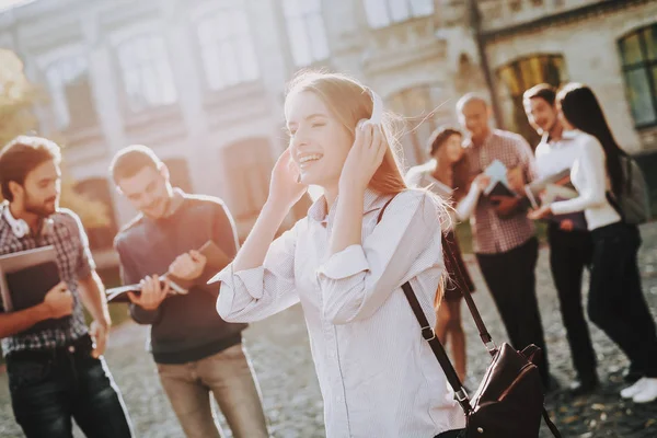 Cuffie Intelligence Ragazza Felice Studenti Cortile Libri Piedi All Universita — Foto Stock