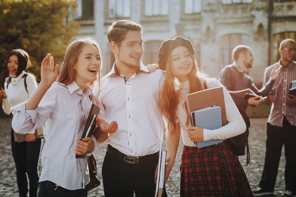 Stojąc Razem Dwie Dziewczyny Chłopak Razem Dziedziniec Słoneczny Dzień Studentów — Zdjęcie stockowe