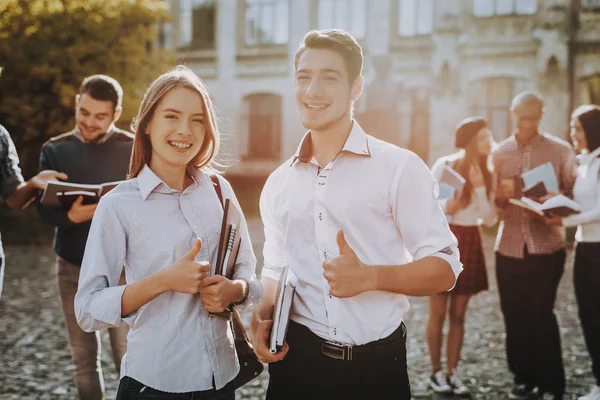 Daumen Hoch Mann Und Frau Zusammenstehen Bücher Halten Stehen Der — Stockfoto