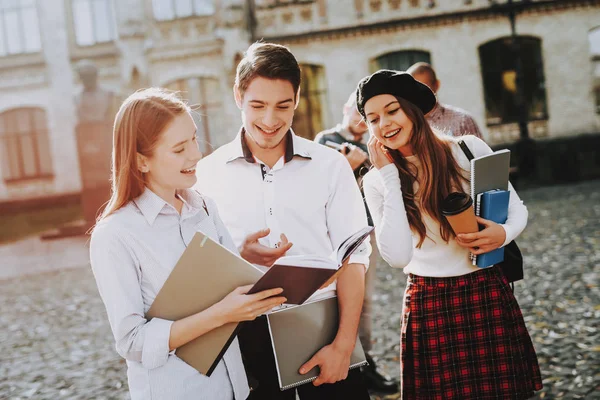 Boeken Universiteit Twee Meisjes Jongen Samen Binnenplaats Zonnige Dag Studenten — Stockfoto