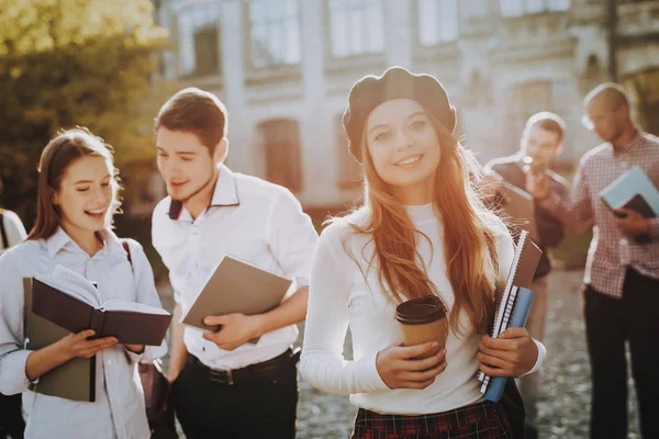 Rödhårig Kaffe Stående Universitet Lycklig Gott Humör Universitet Kunskap Courtyard — Stockfoto