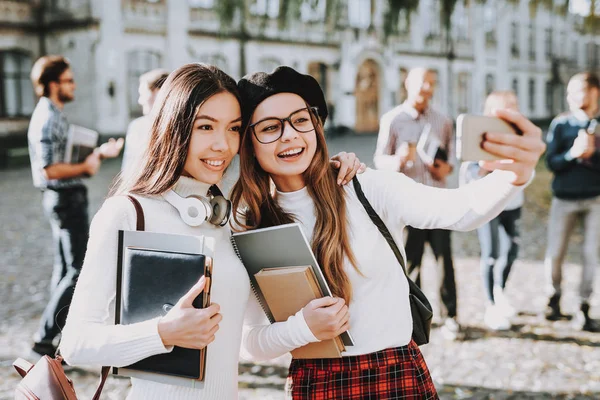 Selfi Raparigas Felizes Juntos Alunos Pátio Livros Universidade Bom Humor — Fotografia de Stock