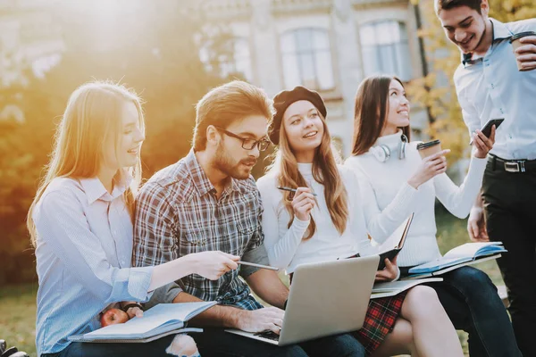 Veel Plezier Goed Humeur Laptop Schoolboeken Kennis Het Platform Freelance — Stockfoto