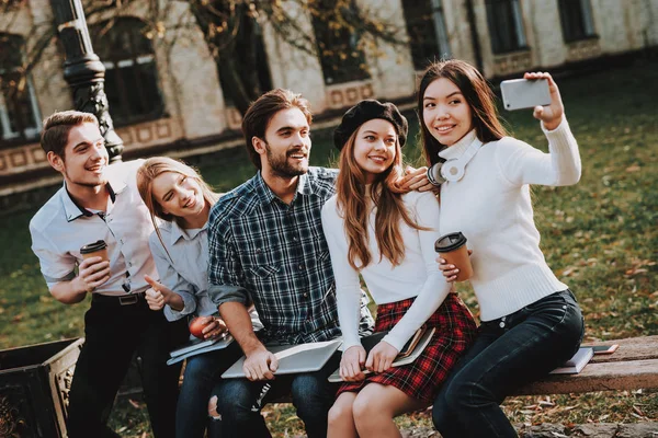 Senta Pátio Universidade Selfie Conhecimento Arquitetura Freelance Hipster Grupo Jovens — Fotografia de Stock