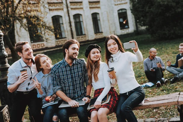 Selfie Gott Humör Laptop Kunskap Arkitektur Frilans Hipster Grupp Ungdomar — Stockfoto