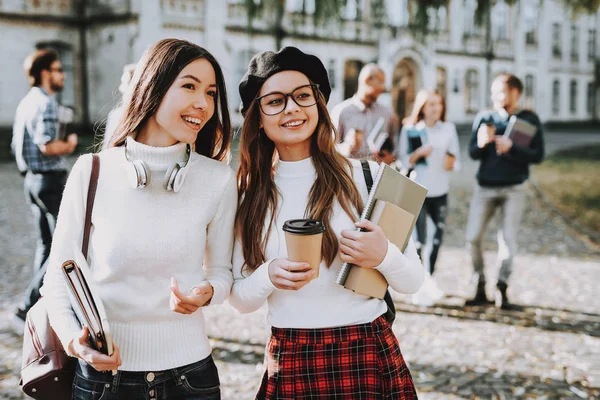 Campus Bücher Kaffee Mädchen Glücklich Zusammen Studenten Hof Stehen Der — Stockfoto