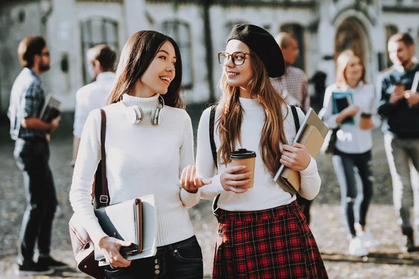 Felicidade Café Raparigas Felizes Juntos Alunos Pátio Livros Universidade Bom — Fotografia de Stock