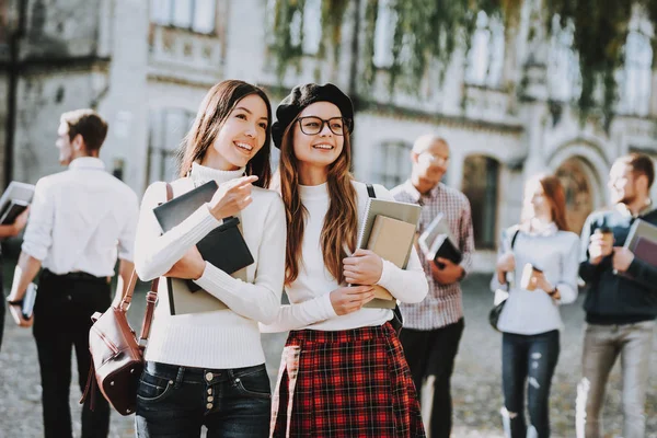 Inteligencji Dziewczyny Szczęśliwy Razem Studentów Dziedziniec Książek Stojący Uniwersytecie Dobry — Zdjęcie stockowe