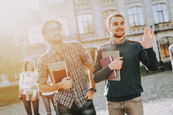 Glücklich Studenten Bücher Willkommen Jungs Stehen Der Universität Gute Laune — Stockfoto