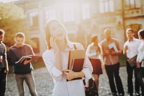 Telefon Kız Mutlu Öğrenciler Avlu Kitaplar Üniversitede Ayakta Bir Ruh — Stok fotoğraf