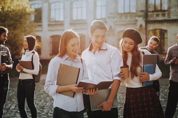 Standing Together Two Girls Boy Together Courtyard Sunny Day Students — Stock Photo, Image