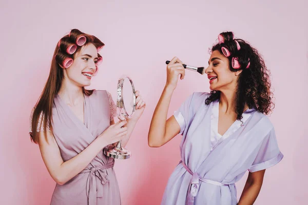 Δύο Κορίτσια Σίδερα Μαλλιών Ροζ Φόντο Καθρέφτη Και Πινέλο Ημέρα — Φωτογραφία Αρχείου
