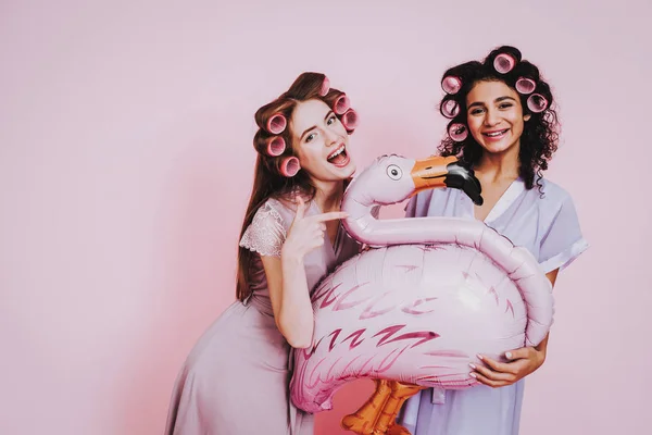 Saç Curlers Gülümseyen Kızlarla Balonlu Sepet Pembe Flamingo Pembe Bir — Stok fotoğraf
