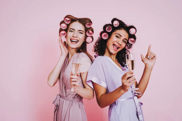 粉红色背景 庆祝妇女节 两个情绪化的女人快乐的情绪女人 国际党 美丽的女人 女人的感情 有香槟的女孩妇女在浴袍 喝香槟 — 图库照片