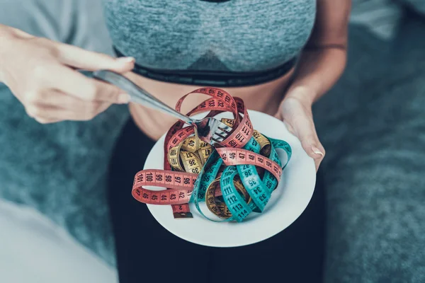 闭上你的嘴妇女与裁缝厘米在板材 女孩与裁缝厘米 饮食和保健概念 在白色房间的女人 厌食症的年轻女孩 胸罩里的女人饮食上的女孩 — 图库照片