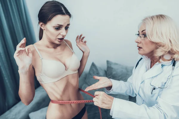 Beyaz Önlük Doktor Anoreksik Genç Kızla Terziler Santimetre Olan Kadın — Stok fotoğraf