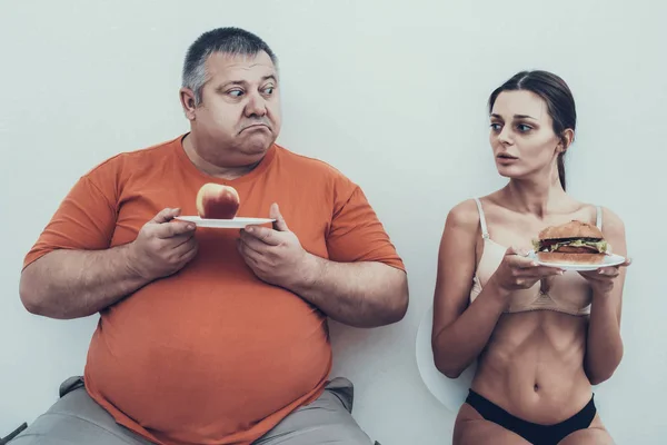 Hombre Gordo Chica Anoréxica Con Platos Con Comida Mujer Con — Foto de Stock
