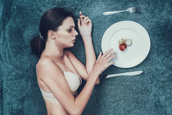 Slim Meisje Met Anorexia Liggend Bank Met Plaat Gesneden Groenten — Stockfoto