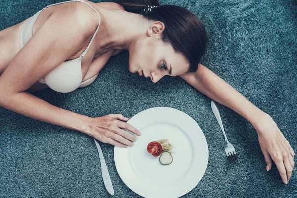 Menina Magro Com Anorexia Deitado Sofá Com Placa Legumes Fatias — Fotografia de Stock