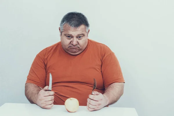 Fat Man Μαχαίρι Και Πιρούνι Apple Στο Τραπέζι Άνθρωπος Βουλιμία — Φωτογραφία Αρχείου